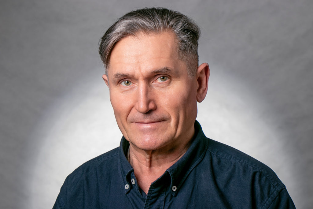 Ich bin Vasyl – Ofen- und Kamindesigner mit jahrzehntelanger Erfahrung. Auf dieser Seite zeige ich meine Arbeiten: Feuerstellen, die nicht nur wärmen, sondern auch als Kunstobjekt wirken. Jede Arbeit ist ein Einzelstück. In der Galerie sehen Sie Fotos, im Blog erzähle ich die Geschichten dahinter